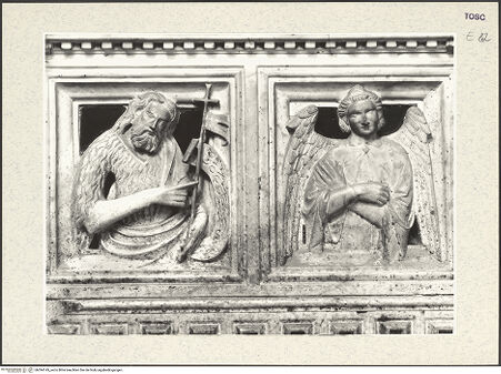 Vorderseite von Alinari [https://www.deutsche-digitale-bibliothek.de/content/lizenzen/rv-ez/] Hauptaltar und Schrein des heiligen DonatusRetabel und Schrein des heiligen DonatusRetabel (Frontseite)Frontseite Predella: Propheten, Engel und Erzengel - Detail: Johannes der Täufer und Engel, bh394143_recto. Foto.