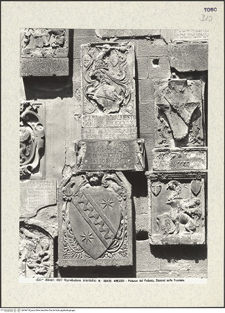Vorderseite von Alinari [https://www.deutsche-digitale-bibliothek.de/content/lizenzen/rv-ez/] Palazzo Pretorio - Fassade zur Via dei Pileati, Detail: Wappen, bh394178_recto. Foto.