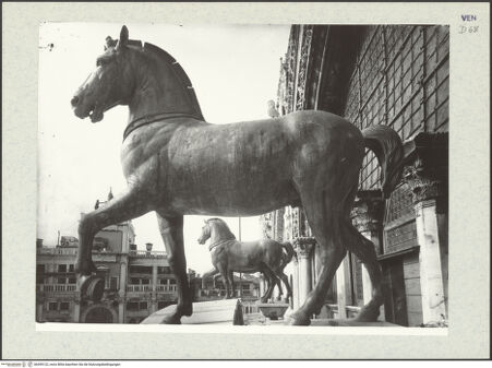 Vorderseite von Böhm [https://www.deutsche-digitale-bibliothek.de/content/lizenzen/rv-ez/] Quadriga, sog. Pferde von San Marco (Cavalli di San Marco) - Aufnahme in der ursprünglichen Aufstellung an der Fassade, bh399122_recto. Foto: Böhm, Osvaldo.