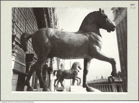Vorderseite von Böhm [https://www.deutsche-digitale-bibliothek.de/content/lizenzen/rv-ez/] Quadriga, sog. Pferde von San Marco (Cavalli di San Marco) - Aufnahme in der ursprünglichen Aufstellung an der Fassade, bh399123_recto. Foto: Böhm, Osvaldo.