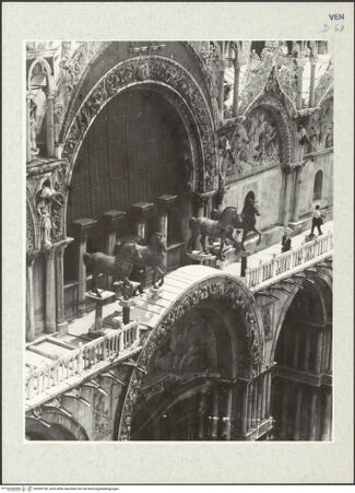 Vorderseite von Böhm [https://www.deutsche-digitale-bibliothek.de/content/lizenzen/rv-ez/] Quadriga, sog. Pferde von San Marco (Cavalli di San Marco) - Aufnahme in der ursprünglichen Aufstellung an der Fassade, bh399130_recto. Foto: Böhm, Osvaldo.