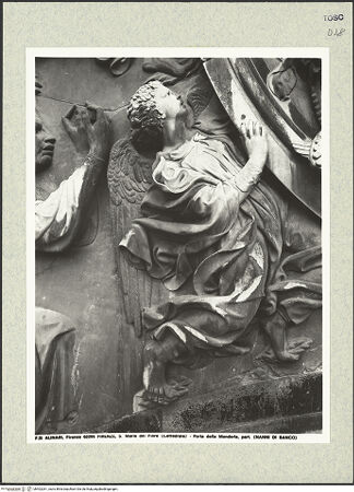 Vorderseite von Alinari [https://www.deutsche-digitale-bibliothek.de/content/lizenzen/rv-ez/] Porta della MandorlaHimmelfahrt Mariens und Gürtelspende - Detail: Mandorla haltender Engel links unten, bh402261_recto. Foto.