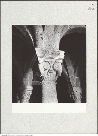 Vorderseite von Bibliotheca Hertziana [https://www.deutsche-digitale-bibliothek.de/content/lizenzen/rv-fz/] Figurenkapitell mit Widderköpfen - Gesamtansicht, bh409608_recto. Foto: Zallinger zu Stillendorf, Marlies von.