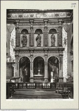 Vorderseite von Alinari [https://www.deutsche-digitale-bibliothek.de/content/lizenzen/rv-ez/] Wandverkleidung des Ostchors als dekorierter Triumphbogen-Hochaltar mit Transfigurationsskulpturengruppe - Gesamtansicht frontal, bh409827_recto. Foto.