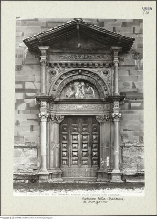 Vorderseite von Alinari [https://www.deutsche-digitale-bibliothek.de/content/lizenzen/rv-ez/] Ehemaliges Hauptportal der Nordfassade mit Überdachung - Gesamtansicht frontal, bh409828_recto. Foto.