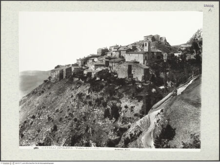 Vorderseite von Alinari [https://www.deutsche-digitale-bibliothek.de/content/lizenzen/rv-ez/] Gavelli - Ortsansicht von Südosten, bh410177_recto. Foto: Anderson, Domenico.