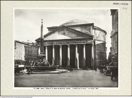 Vorderseite von Alinari [https://www.deutsche-digitale-bibliothek.de/content/lizenzen/rv-ez/] Pantheon - Ansicht Fassade und Pizza della Rotonda, bh410438_recto. Foto.