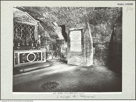 Vorderseite von Anderson [https://www.deutsche-digitale-bibliothek.de/content/lizenzen/rv-ez/] San Giuseppe dei FalegnamiCarcere Mamertino - Blick zum Altar, Inschrift, bh410653_recto. Foto.