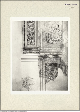 Vorderseite von Bibliotheca Hertziana [https://www.deutsche-digitale-bibliothek.de/content/lizenzen/rv-fz/] Scheinarchitektur mit Ornamenten - parete sinistra, part. decorazione ritoccata, bh411374_recto. Foto.