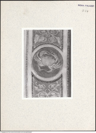 Vorderseite von Bibliotheca Hertziana [https://www.deutsche-digitale-bibliothek.de/content/lizenzen/rv-fz/] Allegorischer Tageszeitenzyklus und KünstlerporträtsStuckdekoration zwischen den Bildfeldern: Medaillons mit Sternzeichen und mythologischen Wesen in einer belebten Ranke mit Putten - Südseite, Detail: Krebs, bh412048_recto. Foto.