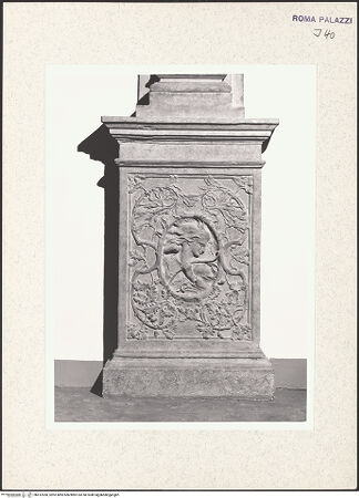 Vorderseite von Bibliotheca Hertziana [https://www.deutsche-digitale-bibliothek.de/content/lizenzen/rv-fz/] Palazzo ZuccariInnenräumeErstes Obergeschoss (primo piano)Salone (Raum B 2001), ehemaliger großer Vortragssaal - Pilaster, Sockel, bh412050_recto. Foto.