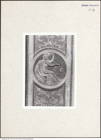 Vorderseite von Bibliotheca Hertziana [https://www.deutsche-digitale-bibliothek.de/content/lizenzen/rv-fz/] Allegorischer Tageszeitenzyklus und KünstlerporträtsStuckdekoration zwischen den Bildfeldern: Medaillons mit Sternzeichen und mythologischen Wesen in einer belebten Ranke mit Putten - Ostseite, Detail: Waage, bh412064_recto. Foto.