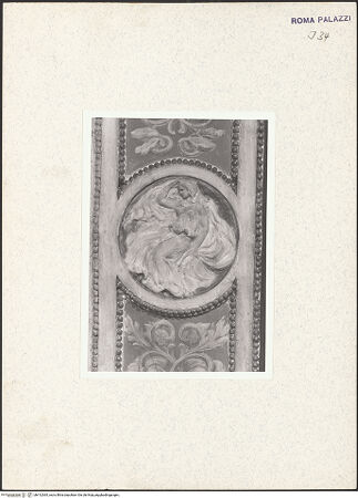 Vorderseite von Bibliotheca Hertziana [https://www.deutsche-digitale-bibliothek.de/content/lizenzen/rv-fz/] Allegorischer Tageszeitenzyklus und KünstlerporträtsStuckdekoration zwischen den Bildfeldern: Medaillons mit Sternzeichen und mythologischen Wesen in einer belebten Ranke mit Putten - Südseite, Detail: Jungfrau, bh412065_recto. Foto.