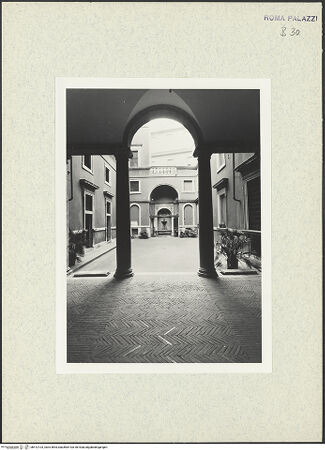 Vorderseite von Bibliotheca Hertziana [https://www.deutsche-digitale-bibliothek.de/content/lizenzen/rv-fz/] Palazzo dei Tribunali - Fassade, Detail: Bossenrustika (sog. "Sofà di Via Giulia), bh412103_recto. Foto.