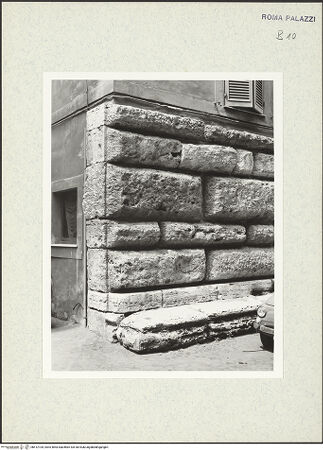 Vorderseite von Bibliotheca Hertziana [https://www.deutsche-digitale-bibliothek.de/content/lizenzen/rv-fz/] Palazzo dei Tribunali - Fassade, Detail: Bossenrustika (sog. "Sofà di Via Giulia), bh412105_recto. Foto.