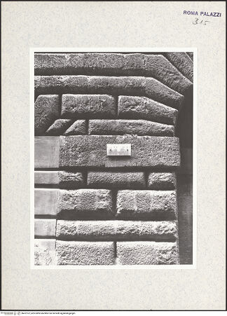 Vorderseite von Bibliotheca Hertziana [https://www.deutsche-digitale-bibliothek.de/content/lizenzen/rv-fz/] Palazzo Vidoni - Fassade, Sockelgeschoss, Detail: Bossenrustika, bh412107_recto. Foto.