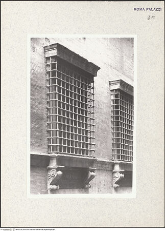 Vorderseite von Bibliotheca Hertziana [https://www.deutsche-digitale-bibliothek.de/content/lizenzen/rv-fz/] Palazzo Baldassini - Erdgeschoss, Detail: Fenster, bh412124_recto. Foto.