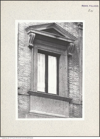 Vorderseite von Bibliotheca Hertziana [https://www.deutsche-digitale-bibliothek.de/content/lizenzen/rv-fz/] Palazzo di Jacopo da Brescia - Fassade, Piano Nobile, Detail: Fenster, bh412135_recto. Foto.