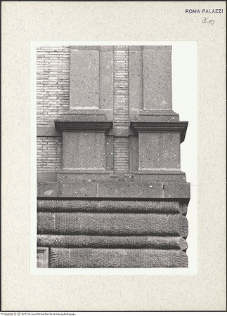 Vorderseite von Bibliotheca Hertziana [https://www.deutsche-digitale-bibliothek.de/content/lizenzen/rv-fz/] Palazzo di Jacopo da Brescia - Seitenfassade, Piano Nobile, Doppelpilaster, Detail, bh412136_recto. Foto.