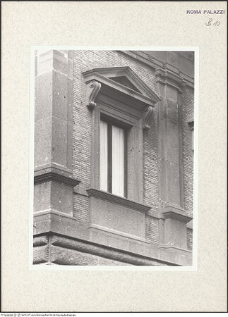 Vorderseite von Bibliotheca Hertziana [https://www.deutsche-digitale-bibliothek.de/content/lizenzen/rv-fz/] Palazzo di Jacopo da Brescia - Fassade, Piano Nobile, Detail: linkes Fenster, bh412137_recto. Foto.