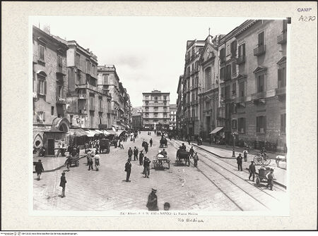 Vorderseite von Alinari [https://www.deutsche-digitale-bibliothek.de/content/lizenzen/rv-ez/] Via Medina - Ansicht von Süden (links: Chiesa di Santa Maria dell'Incoronata; rechts: Chiesa della Pietà dei Turchini), bh413332_recto. Foto.