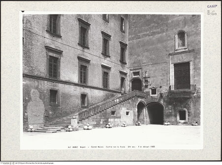 Vorderseite von Alinari [https://www.deutsche-digitale-bibliothek.de/content/lizenzen/rv-ez/] Castel Nuovo - Blick in den Hof, nach Norden, bh413334_recto. Foto.