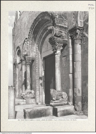 Vorderseite von Alinari [https://www.deutsche-digitale-bibliothek.de/content/lizenzen/rv-ez/] Hauptportal - Seitenansicht von rechts, bh413422_recto. Foto.