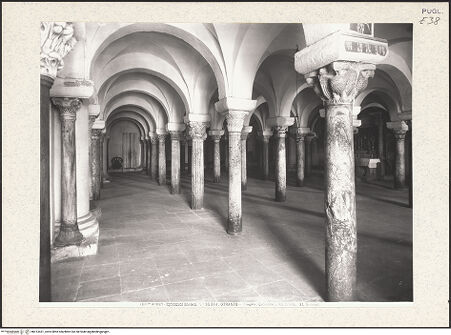 Vorderseite von Alinari [https://www.deutsche-digitale-bibliothek.de/content/lizenzen/rv-ez/] CattedraleKrypta - Ansicht von Nordosten (mit Blick in das östliche Schiff), bh413431_recto. Foto.