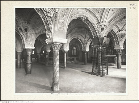 Vorderseite von Alinari [https://www.deutsche-digitale-bibliothek.de/content/lizenzen/rv-ez/] San NicolaKrypta - Seitenansicht von Südwesten (vor der Restaurierung, 1953-1954), bh413443_recto. Foto.