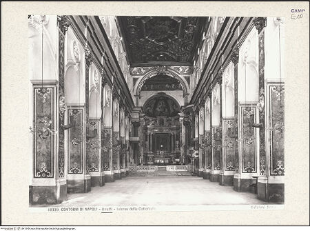 Vorderseite von Alinari [https://www.deutsche-digitale-bibliothek.de/content/lizenzen/rv-ez/] Duomo - Mittelschiff, Blick in Richtung Presbyterium, bh413454_recto. Foto.