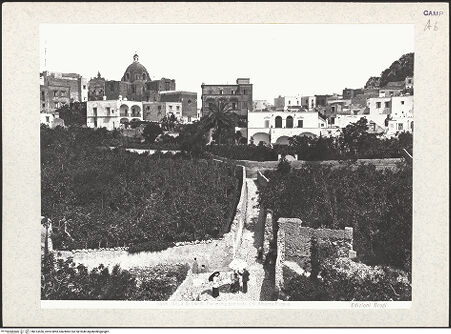 Vorderseite von Alinari [https://www.deutsche-digitale-bibliothek.de/content/lizenzen/rv-ez/] Blick mit dem Albergo Pagano, bh413456_recto. Foto.