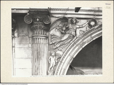 Vorderseite von Alinari [https://www.deutsche-digitale-bibliothek.de/content/lizenzen/rv-ez/] Triumphbogen Alfonsos VOberer BogenViktorien und Putten mit Füllhörnern - Linker Zwickel, bh413553_recto. Foto.