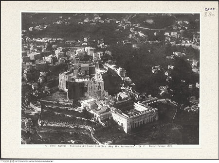 Vorderseite von Alinari [https://www.deutsche-digitale-bibliothek.de/content/lizenzen/rv-ez/] Castel Sant'Elmo - Luftansicht von Südosten, bh413554_recto. Foto.