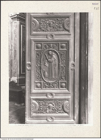 Vorderseite von Alinari [https://www.deutsche-digitale-bibliothek.de/content/lizenzen/rv-ez/] Tür der Klosterkirche - Detail, bh413555_recto. Foto.