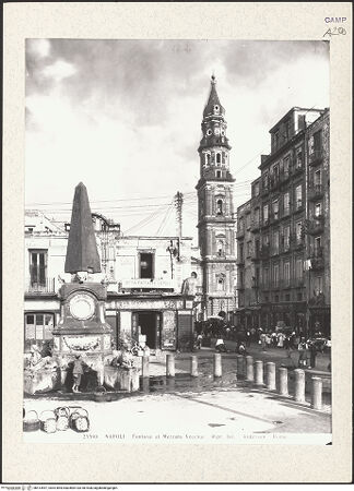 Vorderseite von Alinari [https://www.deutsche-digitale-bibliothek.de/content/lizenzen/rv-ez/] Piazza del Mercato - Brunnen des Mercato Vecchio (rechts: Campanile der Kirche Santa Maria del Carmine), bh413557_recto. Foto.