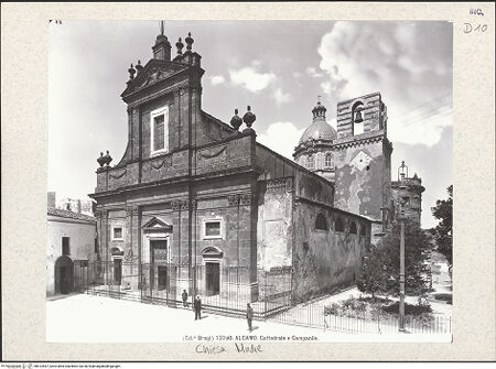 Vorderseite von Alinari [https://www.deutsche-digitale-bibliothek.de/content/lizenzen/rv-ez/] Chiesa Madre - Fassade und rechte Seite (Schrägansicht von Südosten), bh413567_recto. Foto.