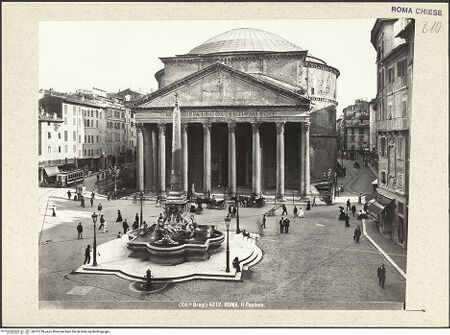 Vorderseite von Alinari (Brogi) [https://www.deutsche-digitale-bibliothek.de/content/lizenzen/rv-ez/] Pantheon - Ansicht Fassade und Pizza della Rotonda, bh413759_recto. Foto.