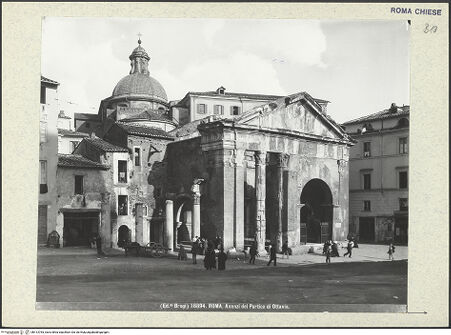 Vorderseite von Alinari [https://www.deutsche-digitale-bibliothek.de/content/lizenzen/rv-ez/] Sant'Angelo in PescheriaHauptfassade (Portico dell'Ottavia) / Südfassade - Außenansicht, bh413765_recto. Foto.