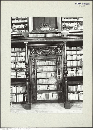 Vorderseite von ICCD [https://www.deutsche-digitale-bibliothek.de/content/lizenzen/rv-ez/] Prunkmobiliar: Bibliotheksausstattung - Schauschrank mit den Büchern des heiligen Filippo Neri, bh414101_recto. Foto.