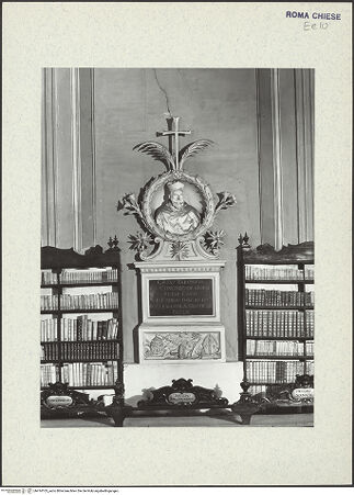 Vorderseite von Bibliotheca Hertziana [https://www.deutsche-digitale-bibliothek.de/content/lizenzen/rv-ez/] Monument für Kardinal Cesare Baronio mit Büste und Inschrifttafel - , bh414103_recto. Foto.