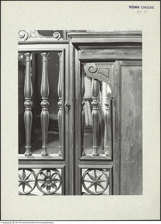 Vorderseite von ICCD [https://www.deutsche-digitale-bibliothek.de/content/lizenzen/rv-ez/] Prunkmobiliar: Bibliotheksausstattung - Detail: Galerieaufgang, Ziergitter, bh414105_recto. Foto.