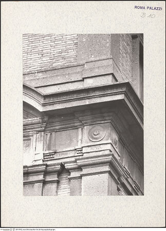 Vorderseite von Bibliotheca Hertziana [https://www.deutsche-digitale-bibliothek.de/content/lizenzen/rv-fz/] Palazzo di Jacopo da Brescia - Seitenfassade, Piano Nobile, Ecke, Detail: Gesims, bh415902_recto. Foto.