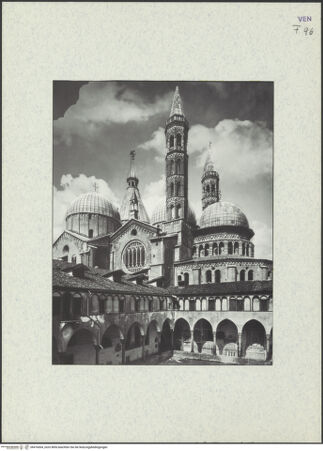 Vorderseite von Wernersche Verlagsgesellschaft [https://www.deutsche-digitale-bibliothek.de/content/lizenzen/rv-ez/] Sant'AntonioSüdseite - Ansicht vom Kreuzgang (Chiostro del Noviziato), bh416004_recto. Foto.