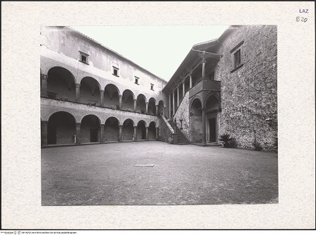 Vorderseite von Vasari [https://www.deutsche-digitale-bibliothek.de/content/lizenzen/rv-ez/] Castello Orsini & Castello Orsini-OdescalchiCortile Principale - Südwest- und Nordflügel, von Süden, bh416092_recto. Foto.