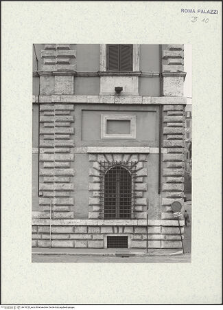 Vorderseite von unbekannt [https://www.deutsche-digitale-bibliothek.de/content/lizenzen/rv-fz/] Palazzo SalviatiAußenbau - Fassade: Fenster im Erdgeschoss und umliegendes Rustikamauerwerk, bh418220_recto. Foto: Malter, Barbara.