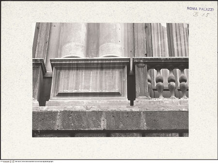 Vorderseite von Bibliotheca Hertziana [https://www.deutsche-digitale-bibliothek.de/content/lizenzen/rv-fz/] Palazzo Vidoni - Fassade, Piano Nobile, Detail, bh418267_recto. Foto.