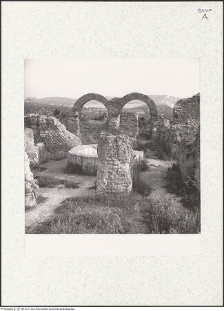 Vorderseite von Bibliotheca Hertziana [https://www.deutsche-digitale-bibliothek.de/content/lizenzen/rv-fz/] Tempio di Giove - Blick von Norden zum frühchristlichen Taufbecken (491/510), bh418727_recto. Foto: Zallinger zu Stillendorf, Marlies von.