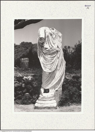 Vorderseite von Bibliotheca Hertziana [https://www.deutsche-digitale-bibliothek.de/content/lizenzen/rv-fz/] Männliche Statue (Augustus als Pontifex?) - Seitenansicht von links, bh418731_recto. Foto: Zallinger zu Stillendorf, Marlies von.
