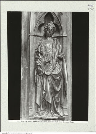 Vorderseite von Alinari [https://www.deutsche-digitale-bibliothek.de/content/lizenzen/rv-ez/] TaufbrunnenTugendenTugend (Giustizia?) - Gesamtansicht, bh419415_recto. Foto.