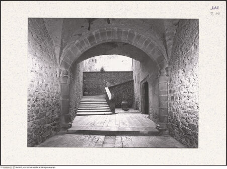 Vorderseite von Vasari [https://www.deutsche-digitale-bibliothek.de/content/lizenzen/rv-ez/] Castello Orsini & Castello Orsini-OdescalchiVorhof - Eingangsbereich und Treppe zum Vorhof, von Norden, bh420909_recto. Foto.